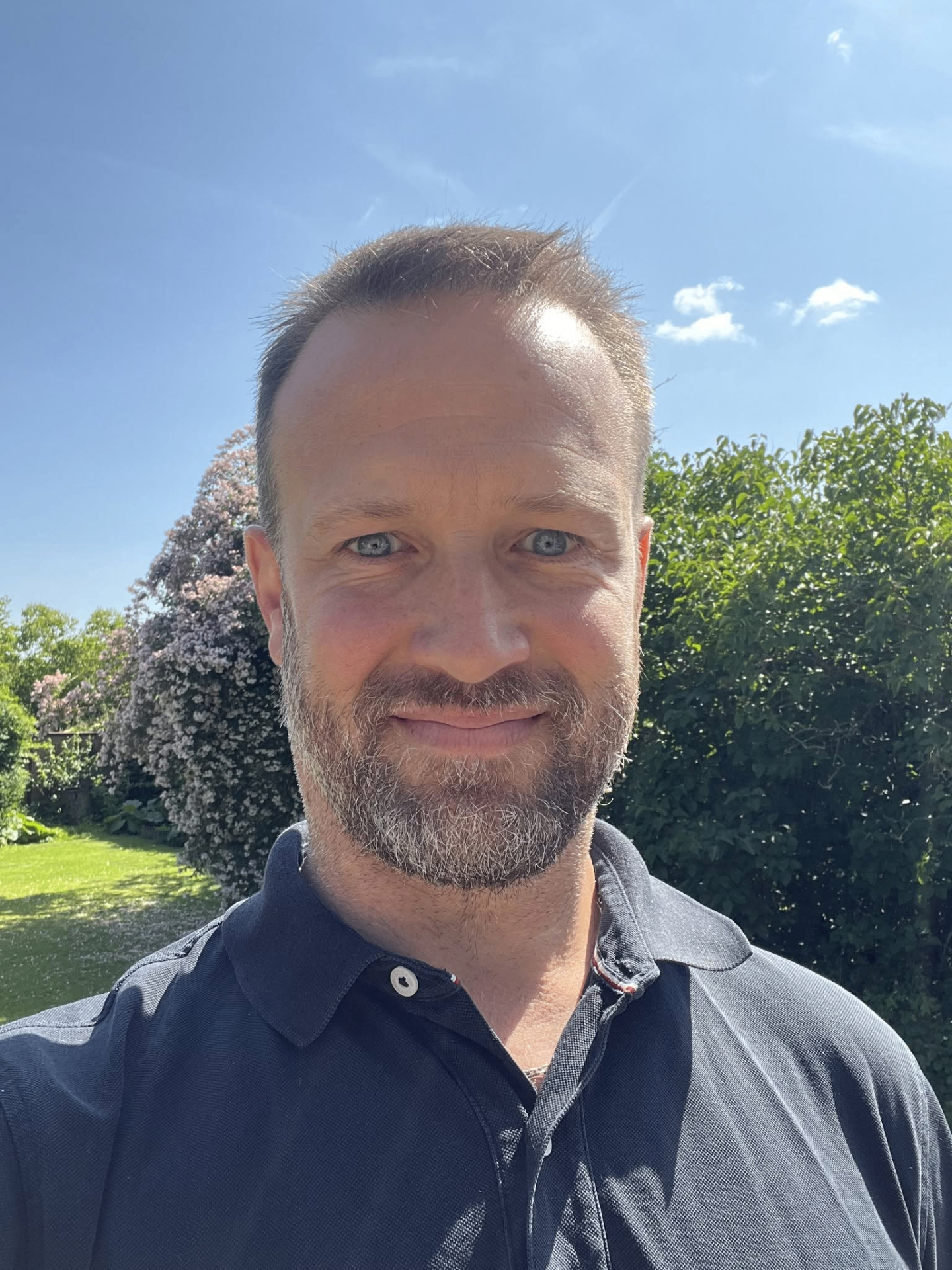 Indehaver foran Breinbjerg & Co servicevogn